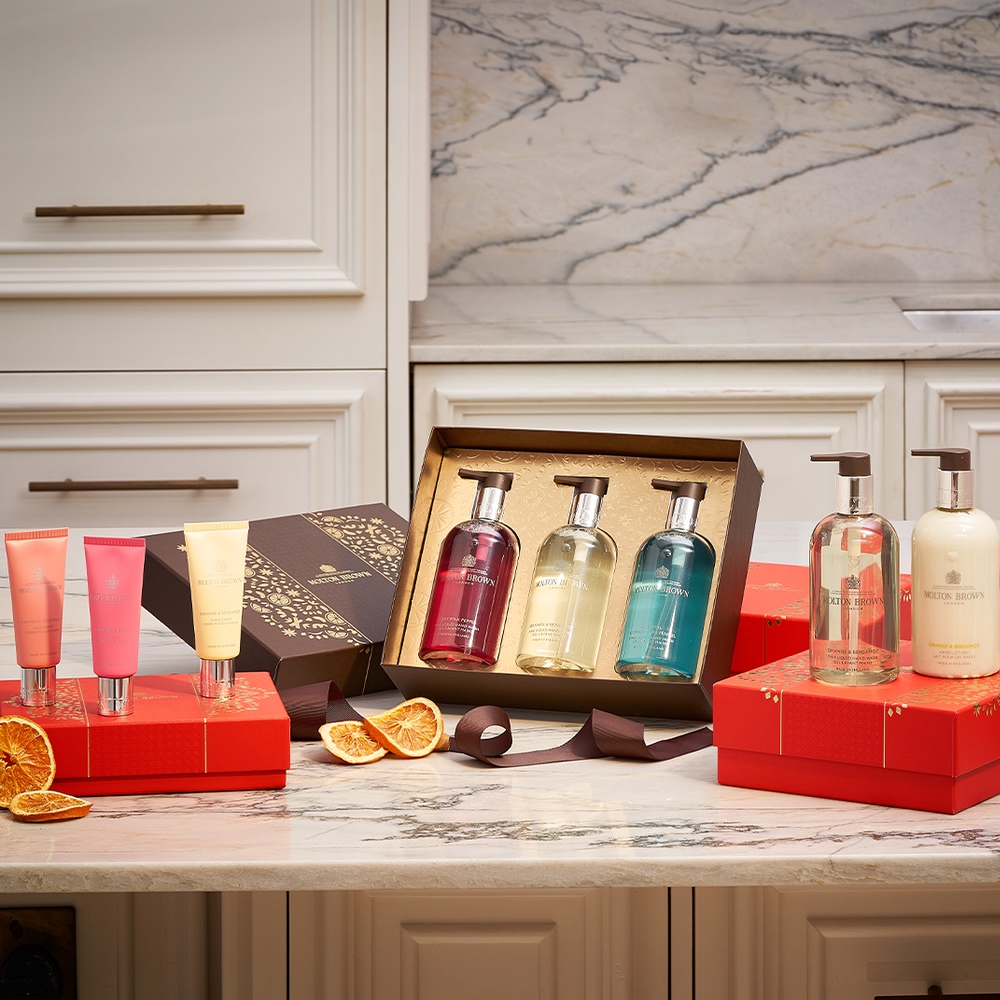 Kjøp Molton Brown Fiery Pink Pepper Travel Gift Set 7 små rom Med velvære