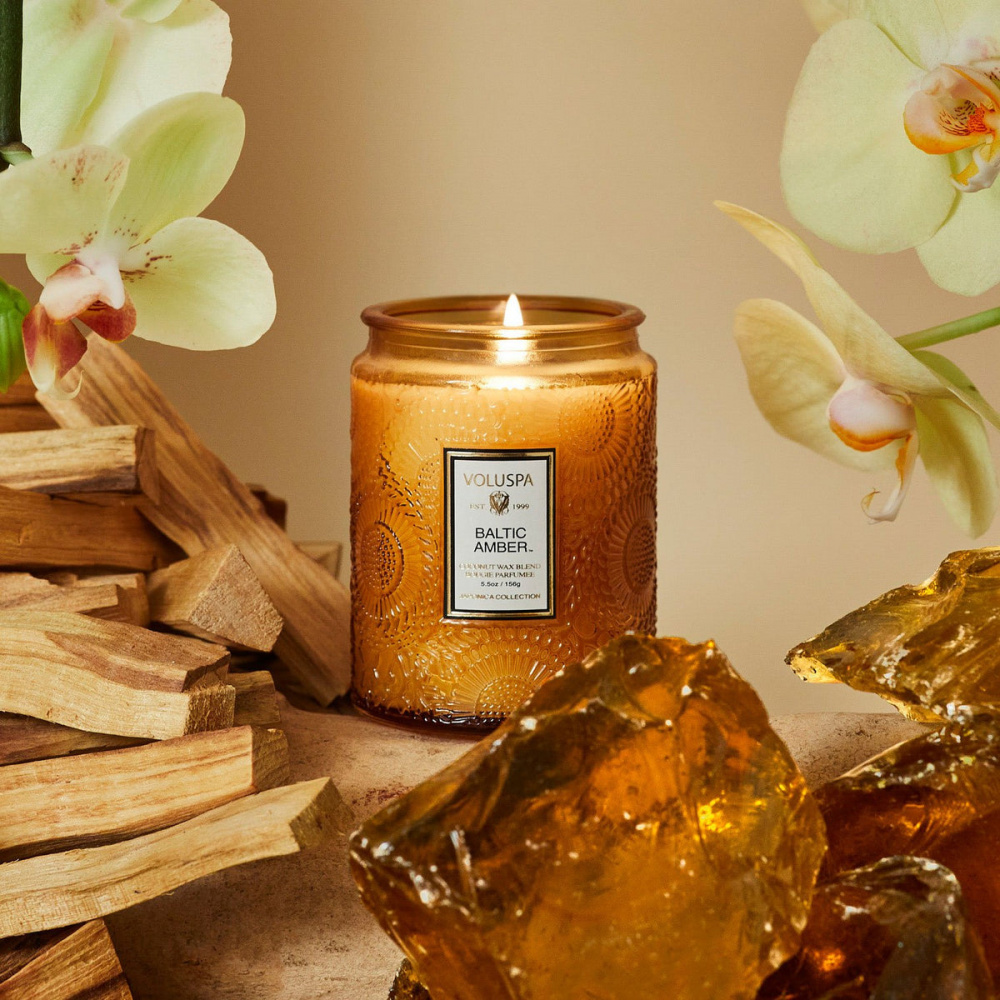 Voluspa Baltic Amber Small Jar Candle 50timer - 7 små rom - Med velvære